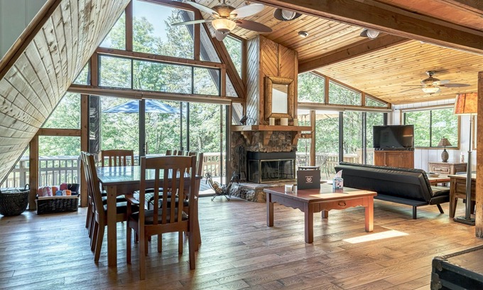 Innsbrook Chalet De Esquí | Foxtail Lake Front Chalet with HOT TUB
