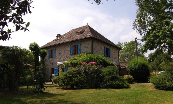 Camps-Saint-Mathurin-Leobazel Casa | Casa de vacaciones "Les Fourniols" con jardín privado y piscina interior compartida