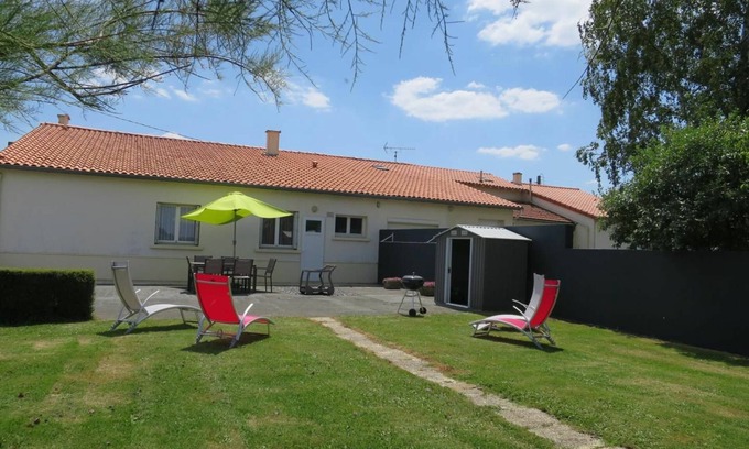 Saint-Georges-des-Gardes Cabaña | ¡Escápate a un encantador gîte familiar con terraza, cerca de viñedos y actividades diversas!