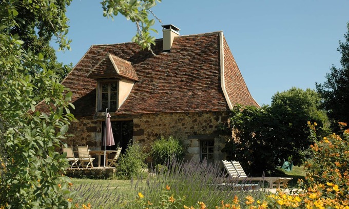 Rouffignac-Saint-Cernin-de-Reilhac Casa | Antiguo granero renovado con piscina privada y jardín.