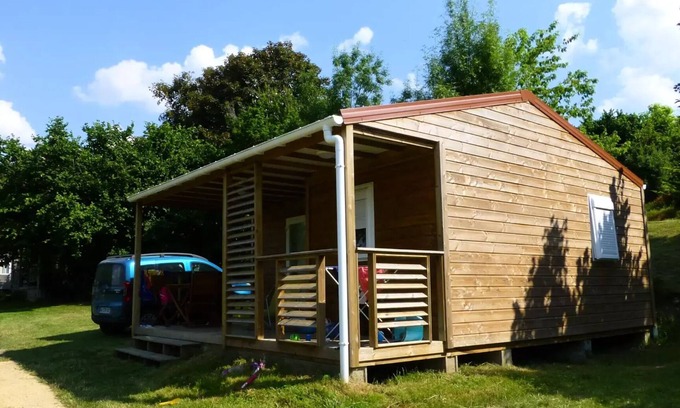 Rouffignac-Saint-Cernin-de-Reilhac Chalet De Esquí | Flower Camping Les Terrasses de Dordogne *** - Chalet Charmille Comfort 24-26.5m2 (2 bedrooms) - Covered terrace 12m2 - TV 4 persons