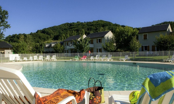 Saint-Geniez-d'Olt Casa | Duplex village goelia lia Saint geniez d'olt aveyron 2 heated pools