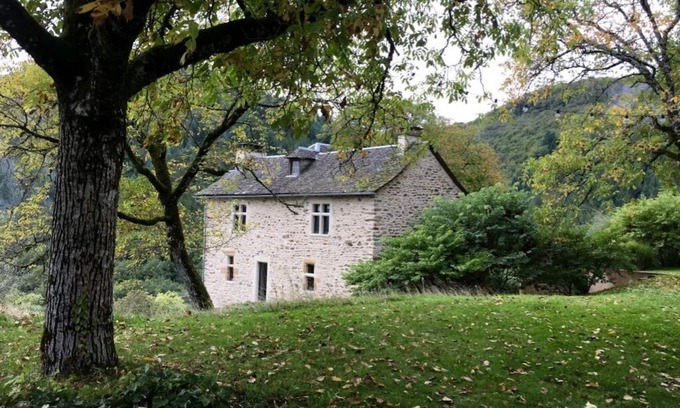 Saint-Geniez-d'Olt Casa | Hermosa casa del siglo 18 en alquiler en aldea privada con piscina climatizada