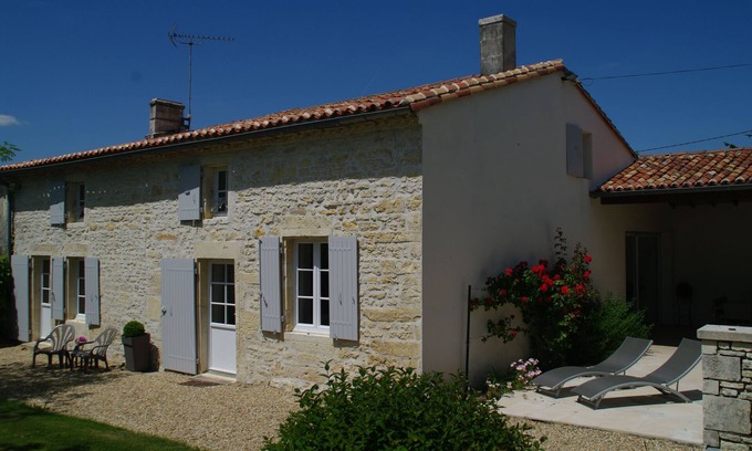 Saint-Hilaire-de-Villefranche Casa | Amplia casa de campo Charentais entre campos de girasoles y viñedos