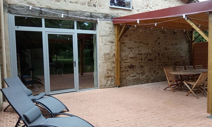 Saint-Martin-Lars-en-Sainte-Hermine Casa | 10-bed gite in the countryside with indoor swimming pool