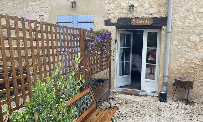 Sorges-et-Ligueux-en-Perigord Apartamento | Cosy 1 bedroom gite (La Cachette)