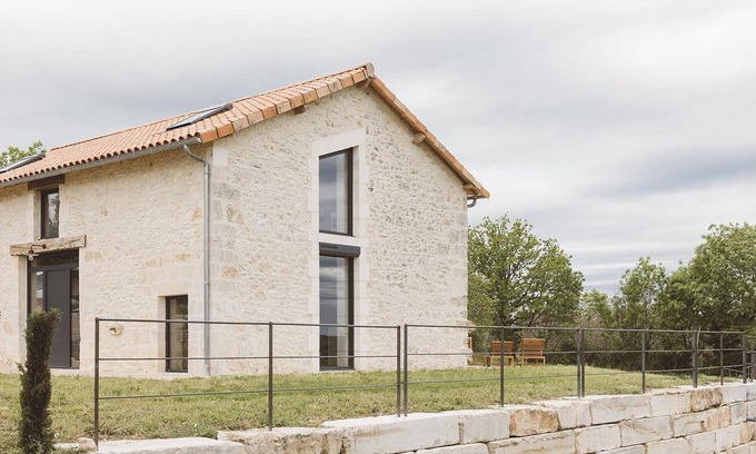Sorges-et-Ligueux-en-Perigord Cabaña | Casa con aire acondicionado, terraza y Wi-Fi, admite mascotas, cerca del Périgord Verde