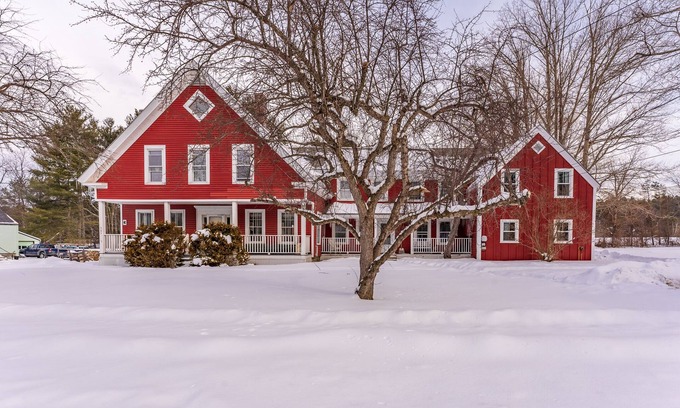 Franconia Apartamento | Franconia Fab: 2BR 1BA Ski Retreat nr Cannon Mtn-Kid & Fido Friendly!