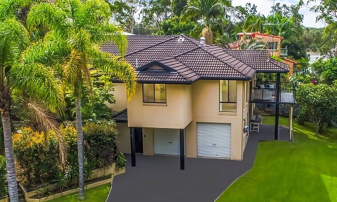 Hyland Park Casa | Frangipani is a grand 5 bedroom home situated by the water’s edge in the quiet Hyland Park