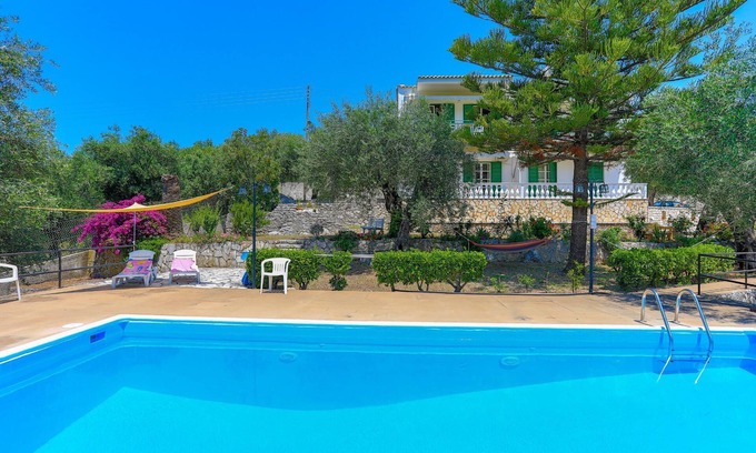 Agios Spyridon Corfu Casa | Frangiskos Ena: Apt privado, piscina compartida. WiFi, A / C, cerca del mar.