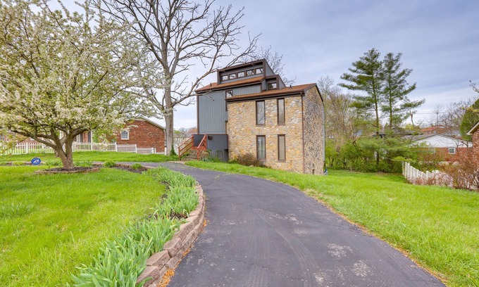 Frankfort Casa | Frankfort Home w/ 3 Balconies - 3 Mi to Downtown