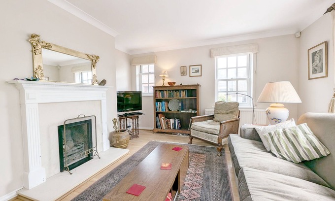 Emsworth Cabaña | Frankland House - sleeps 4 guests in 2 bedrooms