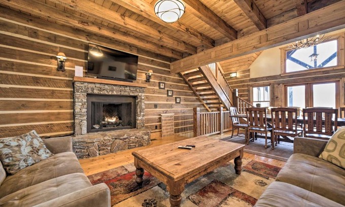 Franklin Casa | Franklin Cabin with Hot Tub and Pool Table!