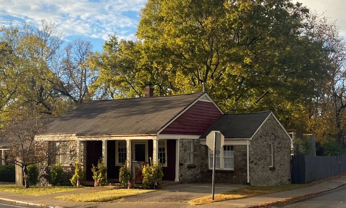 Franklin Cabaña | Franklin Historic Cottage on Old Womack Distillery