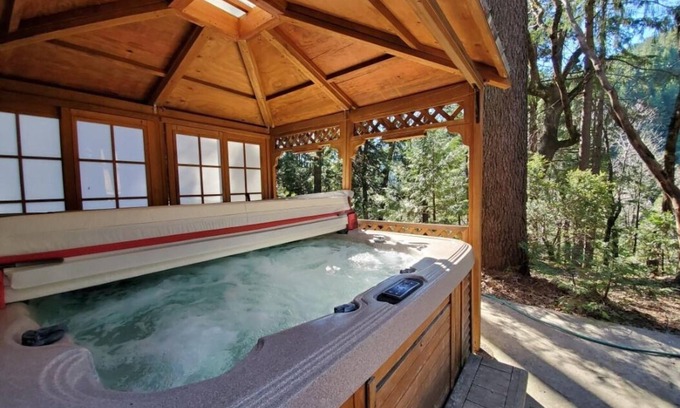 Dunsmuir Casa | Franky's Retreat Great family gatherings, Hot Tub