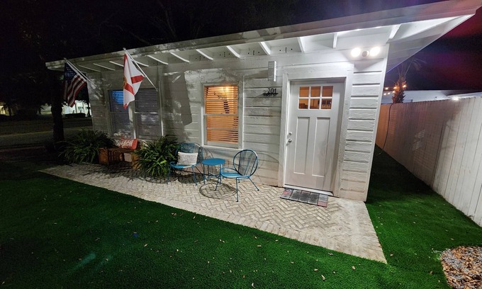 Fort Walton Beach Cabaña | Frannys FUN Florida Cottage by the Beach Downtown Fort Walton Beach!