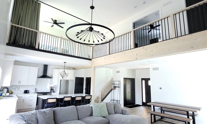 Markesan Casa | Freddie’s Escape: Modern Lakeview Retreat with Family-Friendly Fun