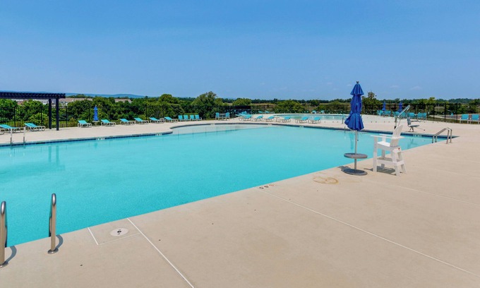 Frederick Apartamento | Frederick Townhome w/ Balcony, Close to Parks!