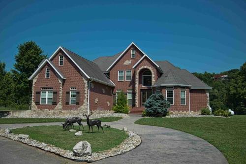 Branson Casa | Free Attraction Tickets! Trout Fishing! Private Dock! Large Family Gathering