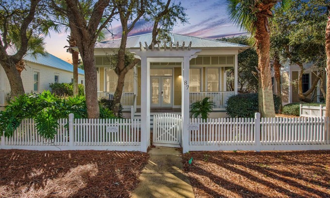 Emerald Waters Village Casa | *Free Beach Service * Pool * Cottage*