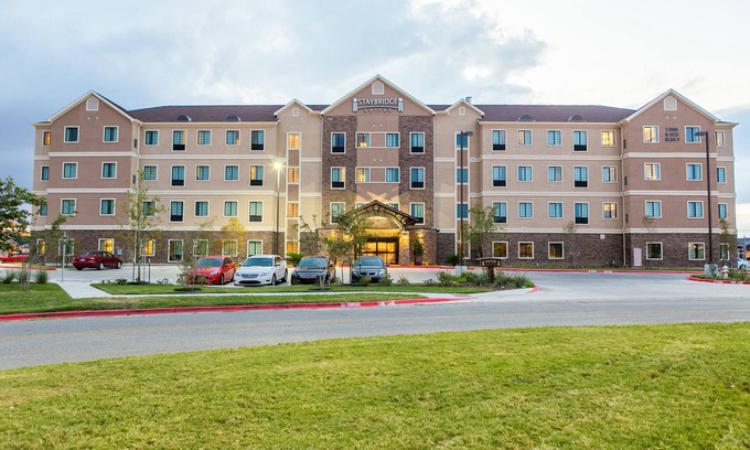 McNeil Apartamento | Free Breakfast + 24 Hour Business Center + Outdoor Pool | Perfect for Business Travelers!