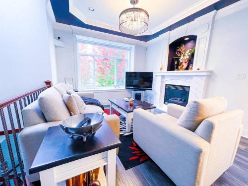 Renfrew-Collingwood Casa | Free Breakfast 3BR Oasis Minutes From Downtown Metrotown
