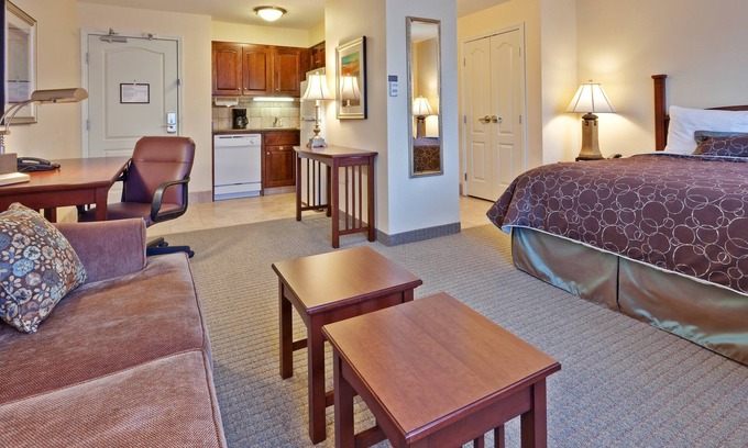 Indianapolis Apartamento | Audiencia Accesible Studio | Desayuno gratis, acceso a la piscina + centro de negocios en el lugar