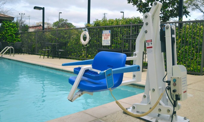 West San Antonio Condominio | ¡Suite accesible para personas con discapacidad auditiva con acceso accesible a la piscina cerca de SeaWorld!
