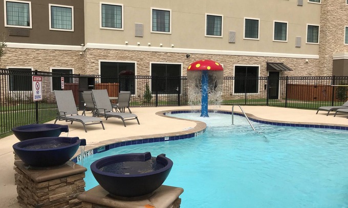 The Colony Condominio | Wi-Fi gratis, desayuno gratis + piscina al aire libre | Audiencia Suite Accesible