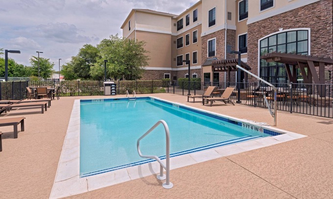 McNeil Apartamento | Estudio Queen accesible con ducha adaptada | Acceso a la piscina exterior + desayuno gratis