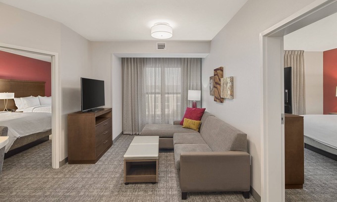 Florence Condominio | Centro de negocios, Desayuno gratuito + Piscina al aire libre | Suite con bañera accesible