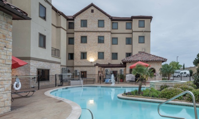 Irving Condominio | Desayuno gratis + acceso al gimnasio | Cerca del aeropuerto DFW!