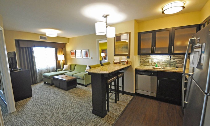 Altoona Condominio | Desayuno gratis, Wi-Fi gratis, piscina cubierta y jacuzzi | Acogedora suite de 2 dormitorios