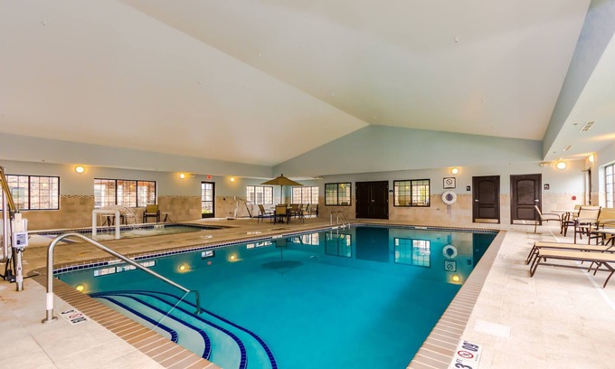 Grand Forks Apartamento | Desayuno gratis. Piscina cubierta y bañera de hidromasaje. Camina hasta la Universidad de Dakota del Norte.