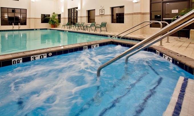 Chesapeake Condominio | Free Breakfast. Indoor Pool & Hot Tub. Near the Virginia Beach business district!