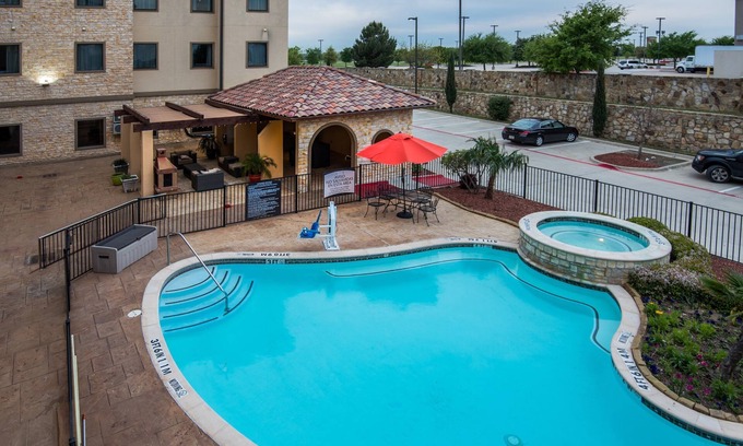 Irving Condominio | Desayuno gratis + piscina al aire libre | Cerca del aeropuerto DFW!