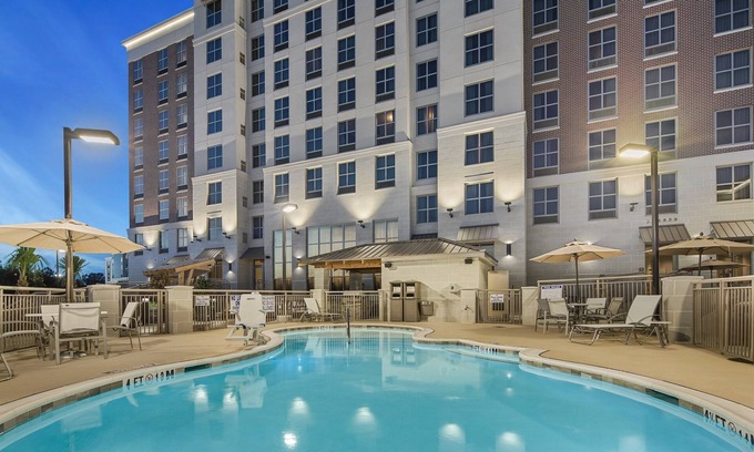 Florence Condominio | Desayuno gratis, Piscina al aire libre, Centro de negocios las 24 horas | Audiencia Suite Accesible