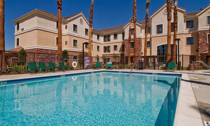 Palmdale Apartamento | Free Breakfast. Outdoor Pool & Hot Tub. Near Edwards Air Force Base!