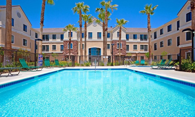 Palmdale Apartamento | Free Breakfast. Outdoor Pool & Hot Tub. Near Edwards Air Force Base!