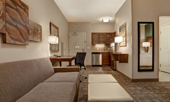 Overland Park Apartamento | Desayuno gratis. Piscina. Barbacoa compartida. Gimnasio. ¡Cerca del centro de convenciones de Overland Park! ¡Ideal para viajeros de negocios!
