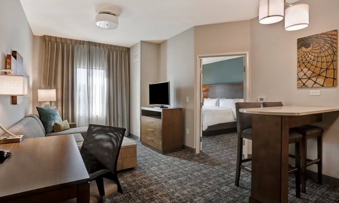 Overland Park Condominio | Desayuno gratis. Piscina. Barbacoa compartida. Gimnasio. ¡Cerca del centro de convenciones de Overland Park!