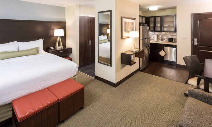 West Omaha Apartamento | Free Breakfast. Pool. Great for Business Travelers!