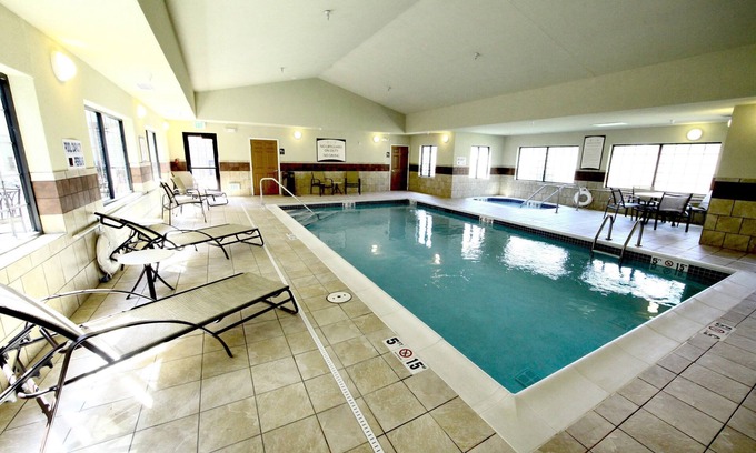 Minot Condominio | Desayuno gratis. Piscina y jacuzzi. Gimnasio. ¡Cerca de la base de la Fuerza Aérea Minot!