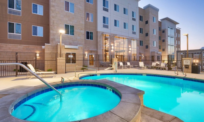Lehi Condominio | Free Breakfast. Pool & Hot Tub. Gym. Great for Business Travelers!
