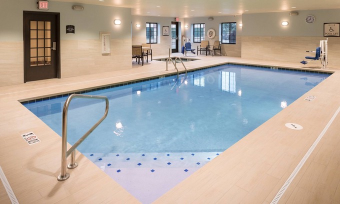 West Omaha Condominio | Desayuno gratis. Piscina y jacuzzi. ¡Cerca del centro médico de Nebraska!