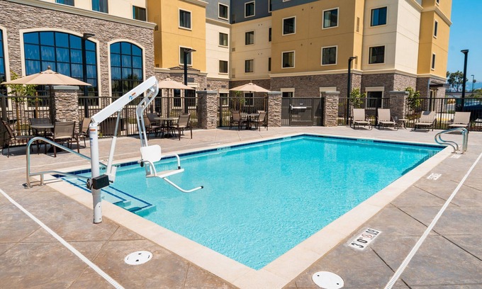 Newark Condominio | Desayuno gratis. Piscina. Barbacoa compartida. Suite King. ¡30 minutos al zoológico de Oakland!
