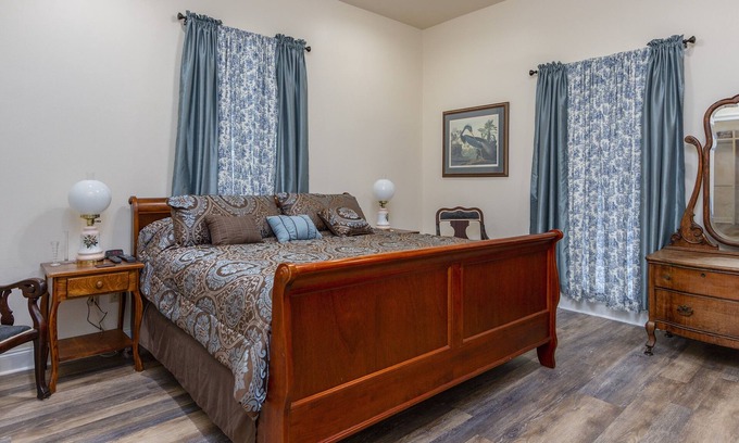 Beauregard Town Historic District Casa | FREE COFFEE, SOFT DRINK, SNACKS AND TOILETRIES! PRIVATE TOILET IN EACH BEDROOM!