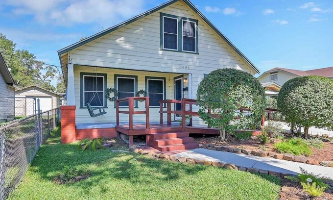 Conroe Cabaña | Free Coffee Wifi Smart TV all bdrms Fenced yard
