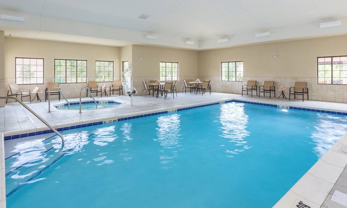 Canton Condominio | Suite accesible King Hearing + Mobility | Desayuno diario gratuito, bañera de hidromasaje compartida + piscina