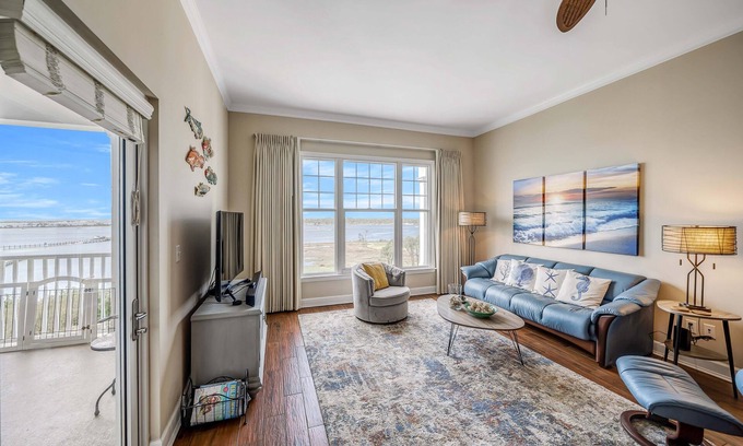 Upper Grand Lagoon Condominio | FREE Daily Golf! Reflections 805 Amazing Top Floor View, Resort Pool, Hot Tub